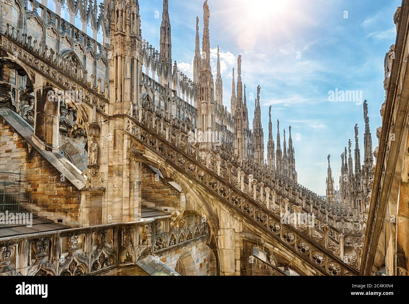 Mailänder Dom oder Duomo di Milano an sonnigen Tagen, Italien. Schöne Aussicht auf das Luxusdach. Der berühmte Mailänder Dom ist ein Wahrzeichen der Stadt. Kunstvoller gotischer Bogen Stockfoto