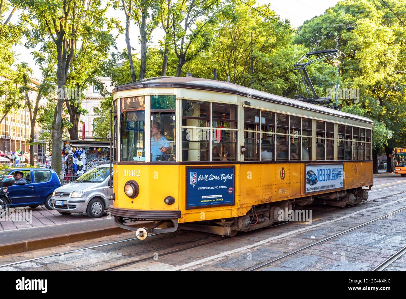 Mailand, Italien - 22. Mai 2017: Gelbe Vintage-Straßenbahn in Mailand. Die Straßenbahn ist ein beliebtes Verkehrsmittel in der Stadt. Retro-Fahrzeug auf der Mailänder Straße. Stockfoto