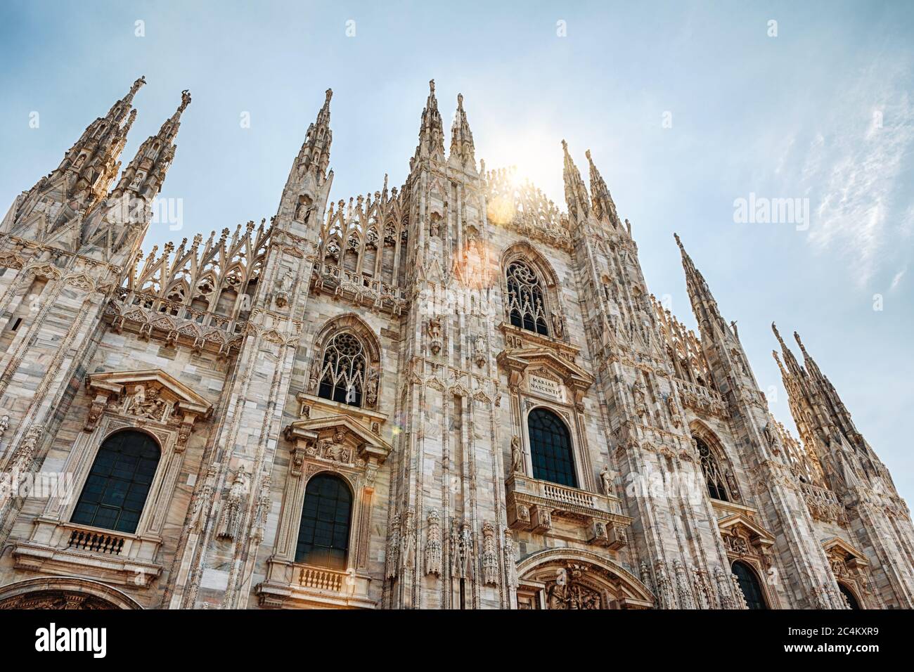 Mailänder Dom (Duomo di Milano) im Sonnenlicht, Italien. Es ist ein Wahrzeichen Mailands. Schöne Fassade von schönen Mailänder Dom an sonnigen Sommertag. Bot Stockfoto