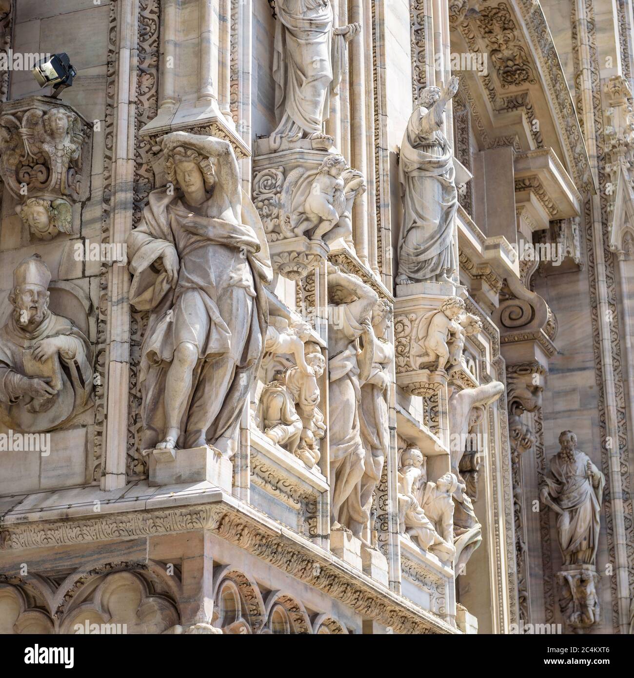 Mailänder Dom (Duomo di Milano) aus der Nähe, Mailand, Italien. Detail der Luxusfassade mit vielen Marmorstatuen und Reliefs. Mailänder Kathedrale ist Top Landmar Stockfoto