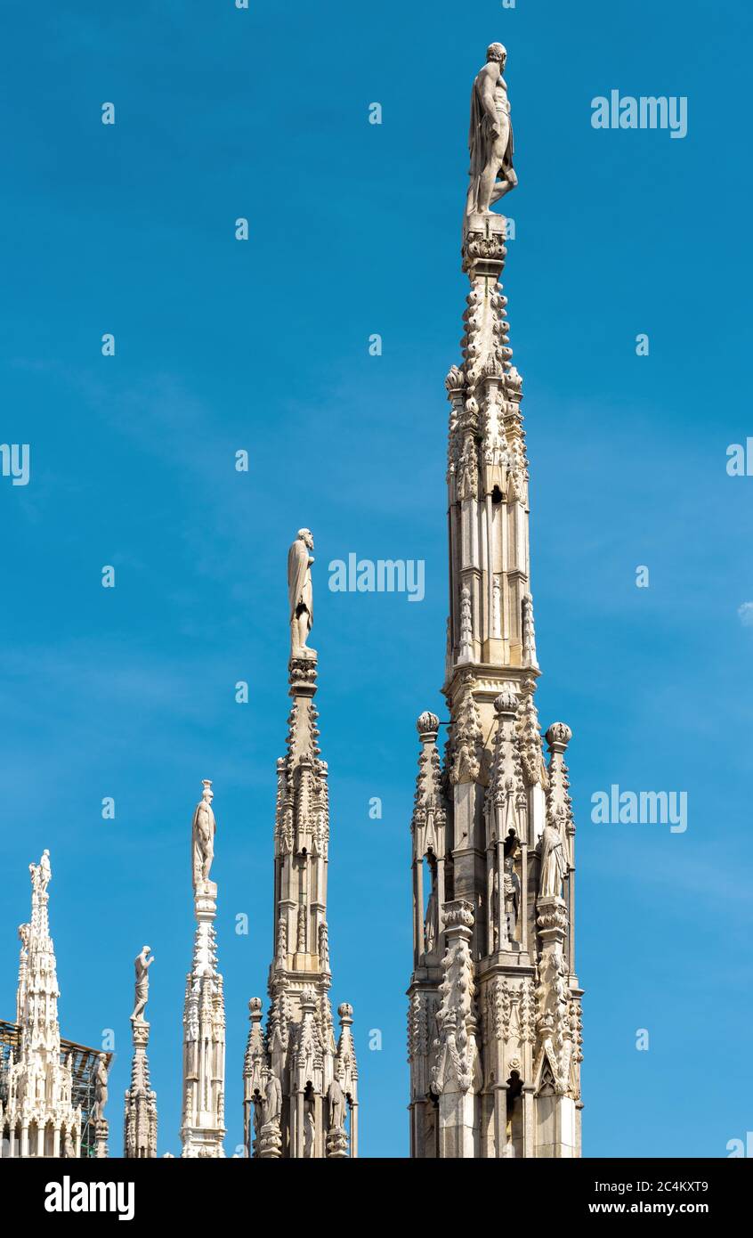 Mailänder Dom in der Nähe, Italien. Detail des Luxusdachs. Der berühmte Mailänder Dom oder der Mailänder Dom ist ein Wahrzeichen Mailands. Vertikale Ansicht von schön bekam Stockfoto