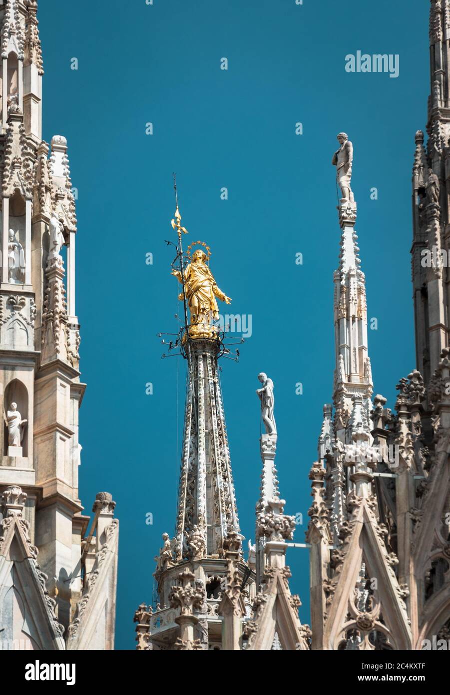 Mailänder Dom Türme, Italien. Goldene Statue der Madonna auf blauem Himmel Hintergrund. Der berühmte Mailänder Dom oder der Mailänder Dom ist das Wahrzeichen der Altstadt Mailands Stockfoto