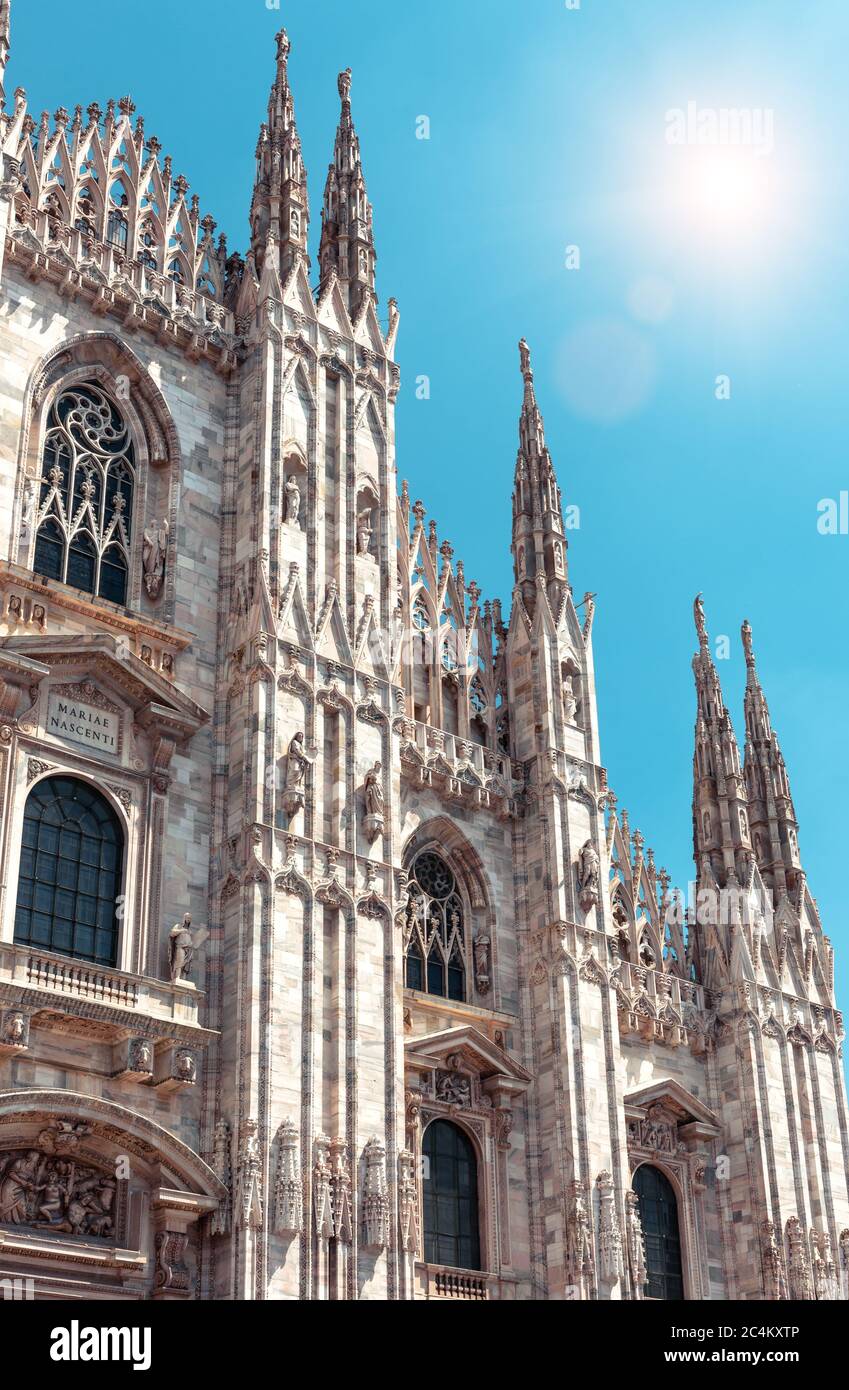 Mailänder Dom (Duomo di Milano) im Sonnenlicht, Italien. Es ist das Wahrzeichen Mailands. Luxuriöse Fassade des Mailänder Doms. Sonnige Aussicht auf alte gotische Dekorati Stockfoto