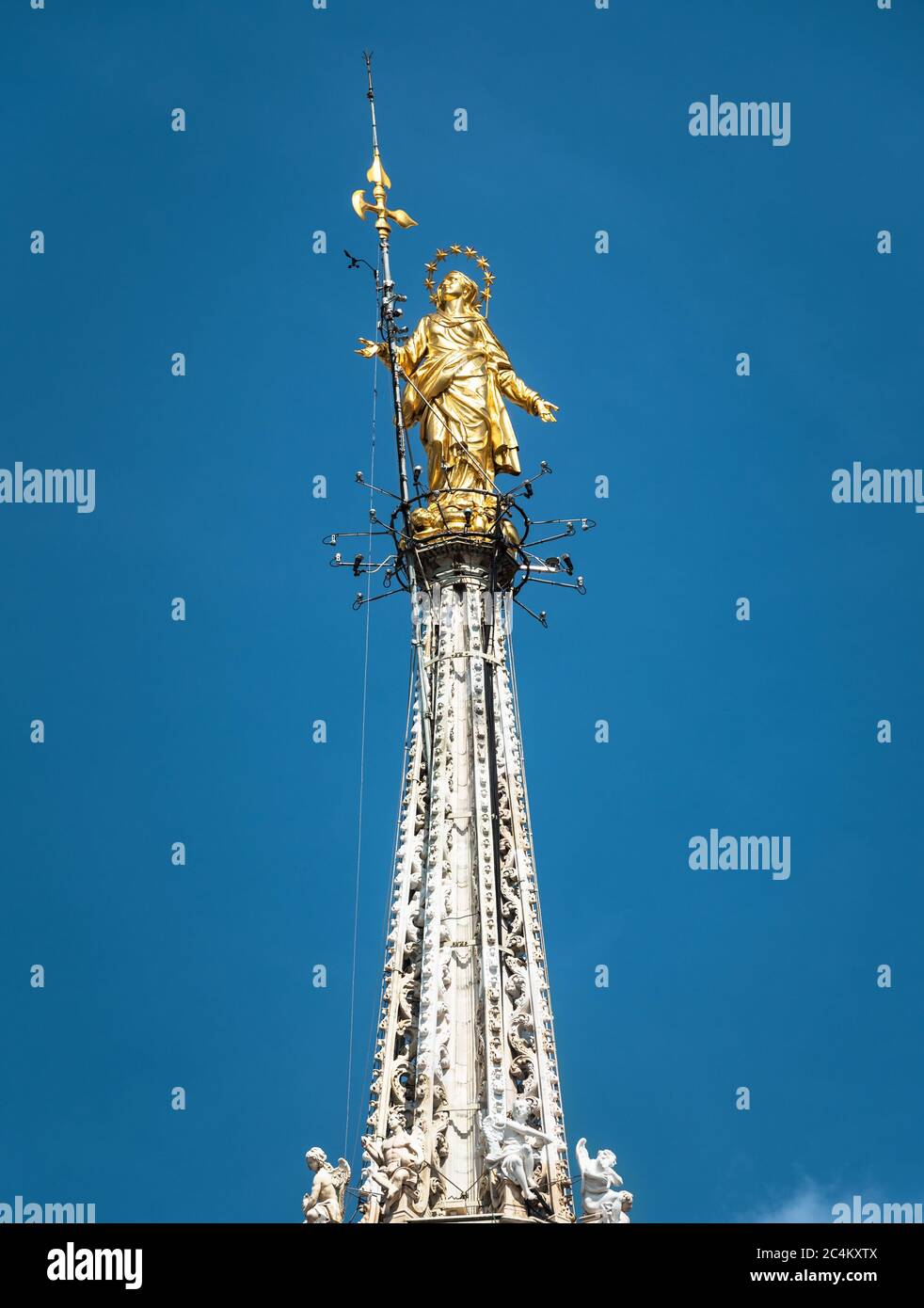 Madonnina auf dem Mailänder Dom in der Höhe von 108.5 m in Mailand, Italien. Goldene Statue der Madonna Nahaufnahme auf dem blauen Himmel Hintergrund. Berühmte Milan Cat Stockfoto