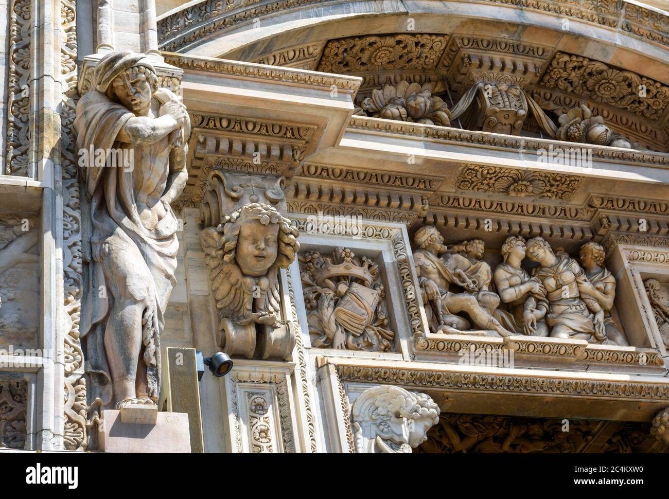 Mailänder Dom (Duomo di Milano) aus der Nähe, Mailand, Italien. Detail der Luxusfassade mit vielen Marmorstatuen und Reliefs. Mailänder Kathedrale ist Top Landmar Stockfoto
