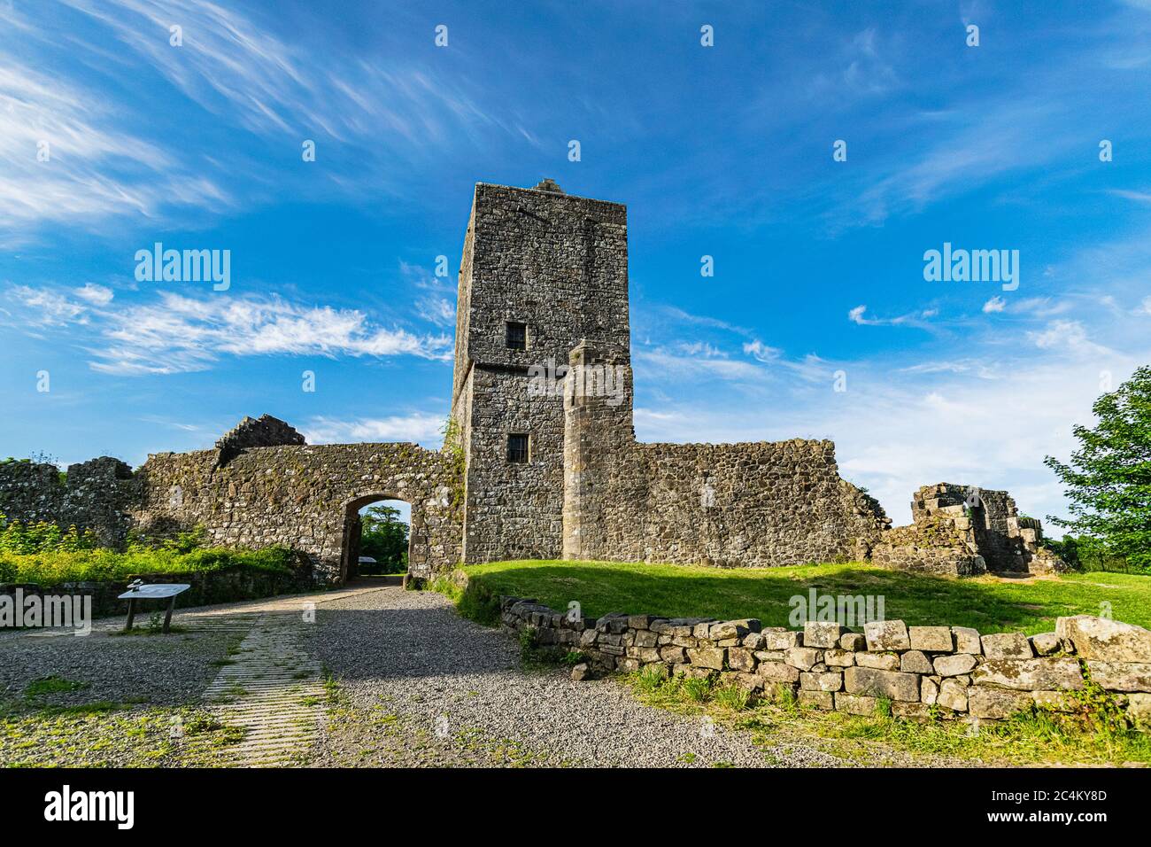 Ruinen des Mugdock Castle aus dem 13. Jahrhundert, die Festung des Clan Graham im Mugdock Country Park, Schottland. Stockfoto