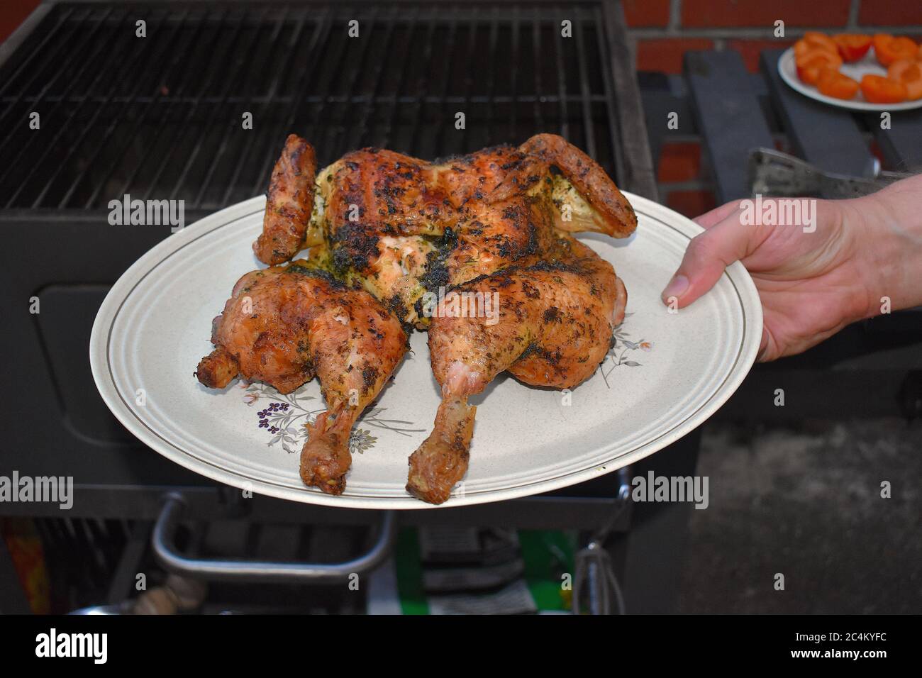 Gegrilltes, freirandes Hühnchen mit Spatchcocked. Schmetterling Vogel ist, um das Rückgrat so dass es abgeflacht werden, die Garzeit reduziert zu entfernen Stockfoto