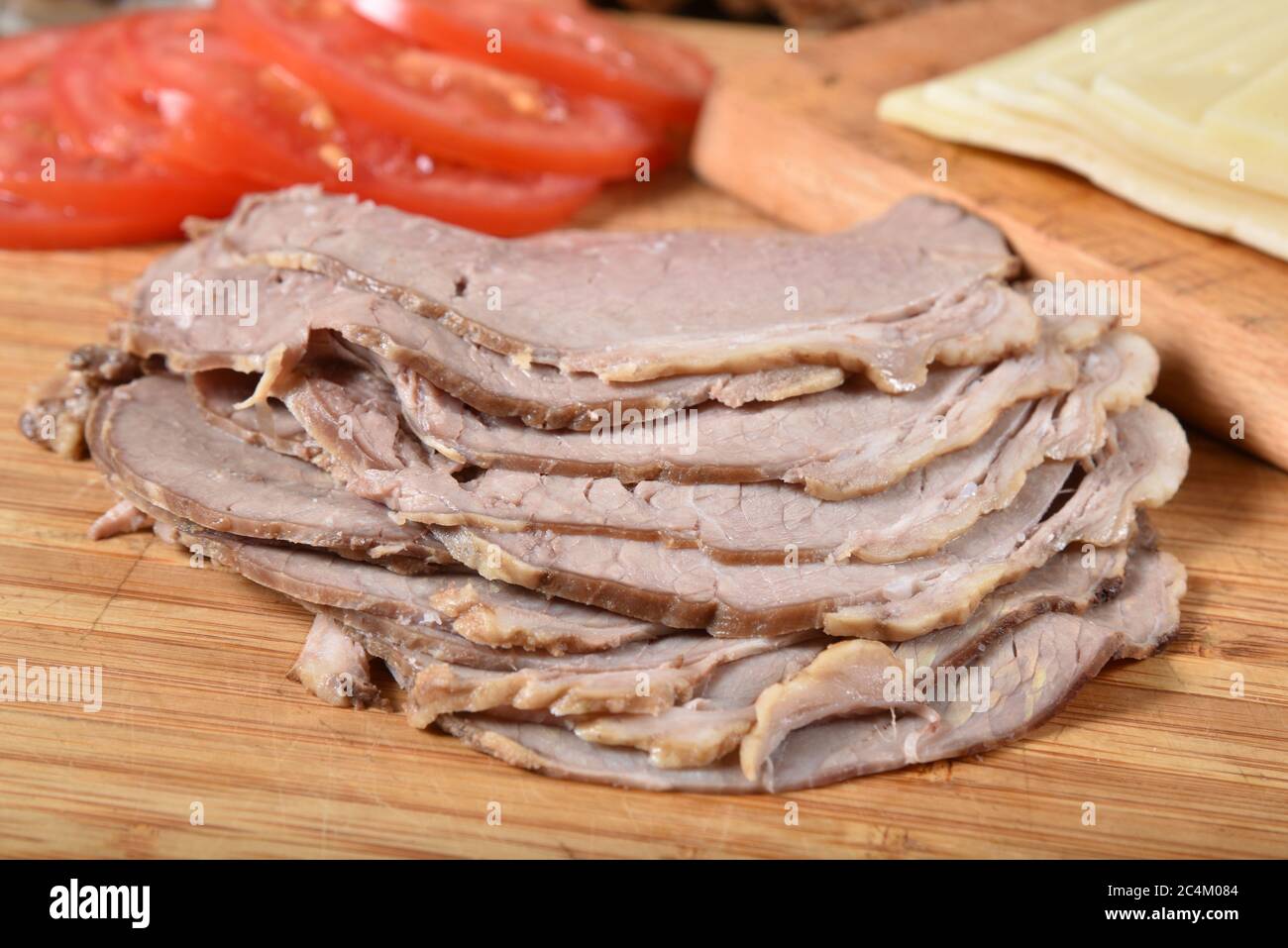 Gourmet Roastbeef mit Schweizer Käse, Tomaten und Sandwich Zutaten Stockfoto