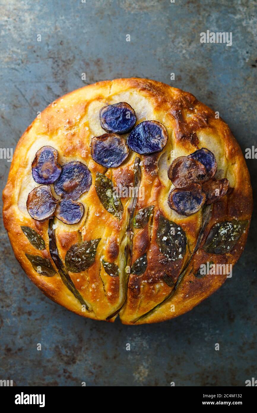 Focaccia Brot mit Blumen Design Stockfoto