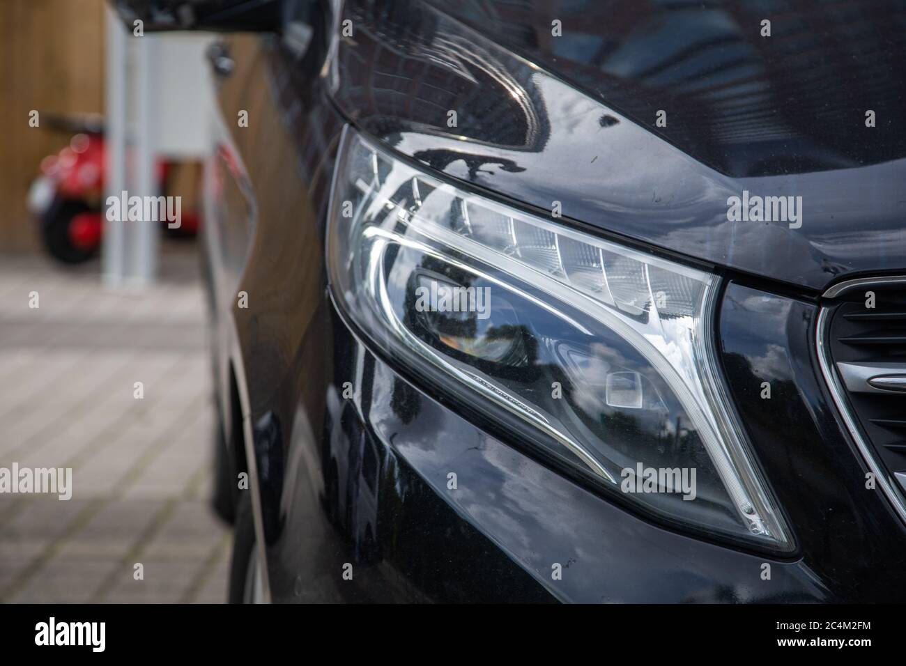 Nahaufnahme eines schwarzen Transporters Stockfoto