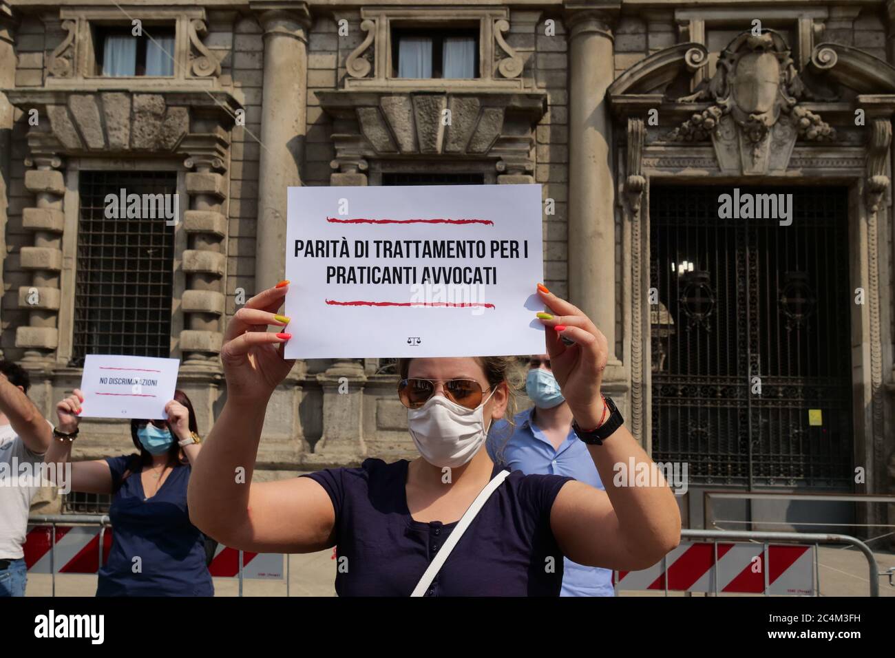 Mailand, Italien. Juni 2020. Piazza della Scala, der Protest der Praktizierenden Anwälte gegen die Regierung (Foto: Luca Ponti/Pacific Press) Quelle: Pacific Press Agency/Alamy Live News Stockfoto