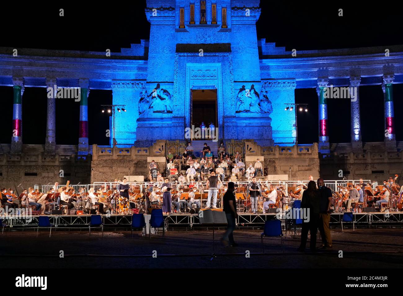 Bergamo, Italien. Juni 2020. Proben für Orchesterchor und Solosänger für das große Konzert auf dem Platz vor dem monumentalen Friedhof von Bergamo wird der Präsident der Republik Sergio Mattarella Donizettis Requiem Messe besuchen, die vom Palazzo Frizzoni und der Donizetti Stiftung organisiert wird. Die Veranstaltung wird live auf RAI 1 übertragen. (Foto von Luca Ponti/Pacific Press) Quelle: Pacific Press Agency/Alamy Live News Stockfoto