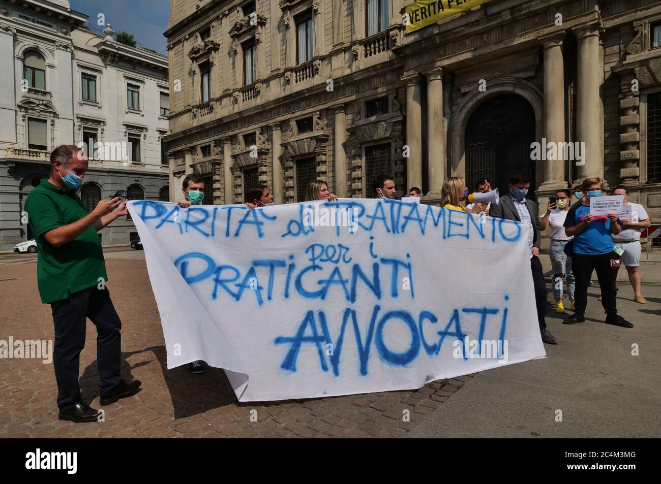 Mailand, Italien. Juni 2020. Piazza della Scala, der Protest der Praktizierenden Anwälte gegen die Regierung (Foto: Luca Ponti/Pacific Press) Quelle: Pacific Press Agency/Alamy Live News Stockfoto