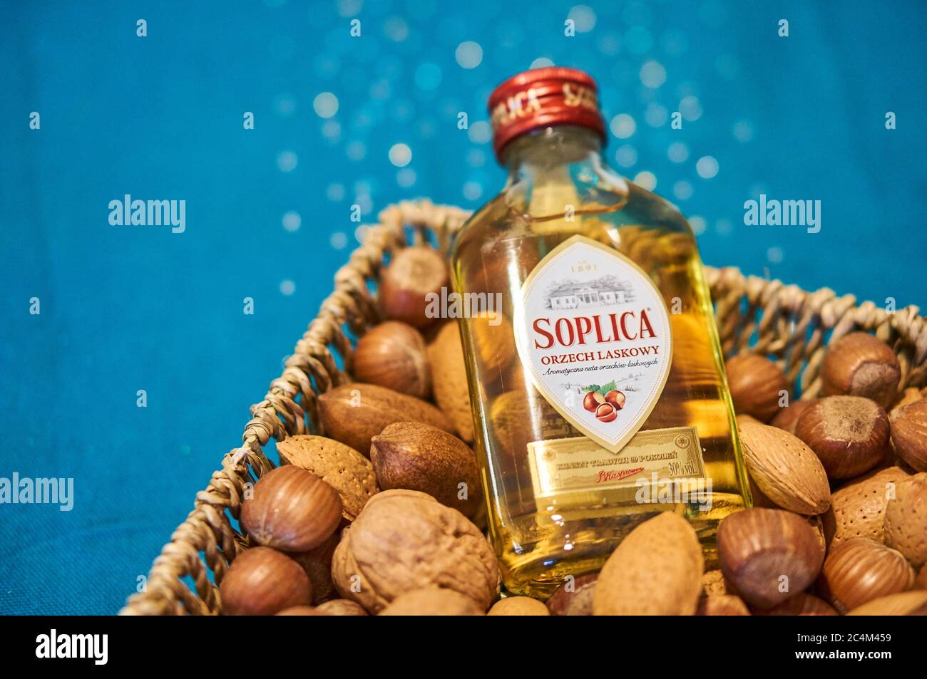 POSEN, POLEN - 05. Dez 2017: Polnischer Soplica Wodka mit  Haselnussgeschmack in einer Flasche, die mit Nüssen in einen Korb gelegt  wird Stockfotografie - Alamy