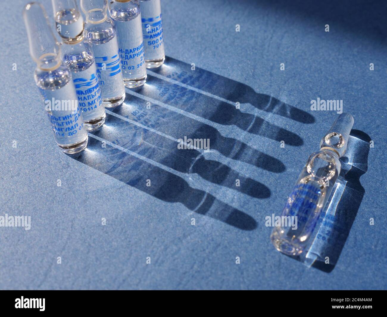 Ampulle auf blauem Hintergrund zur Behandlung von Coronavirus Covid19 Stockfoto