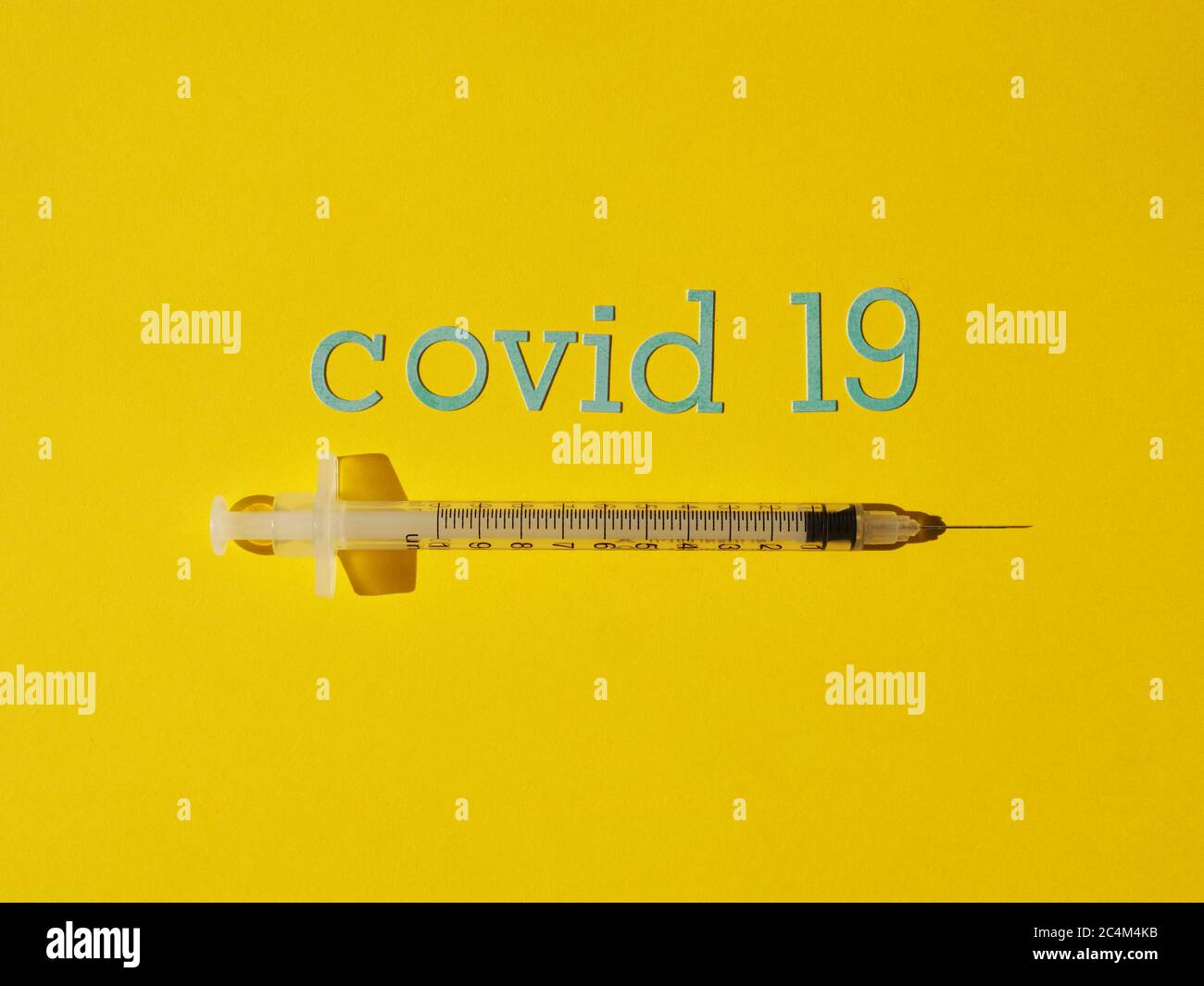 Spritze 1 ml. Für Insulin auf gelbem Hintergrund zur Behandlung von Coronavirus Covid19 Stockfoto