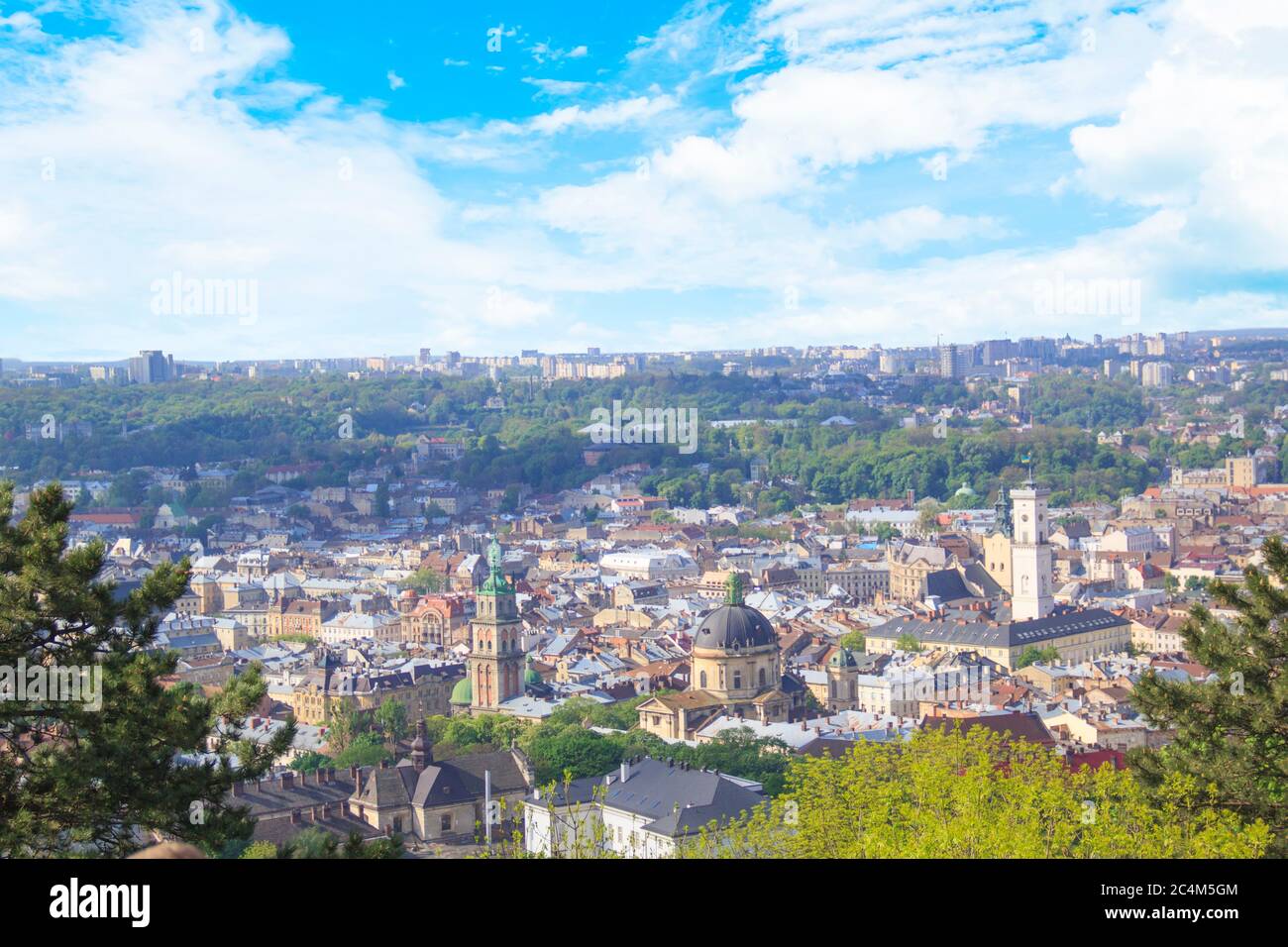 Schöner Blick auf die Dominikanische Kathedrale, die Mariä Himmelfahrt-Kirche und das historische Zentrum von Lviv, Ukraine, an einem sonnigen Tag Stockfoto