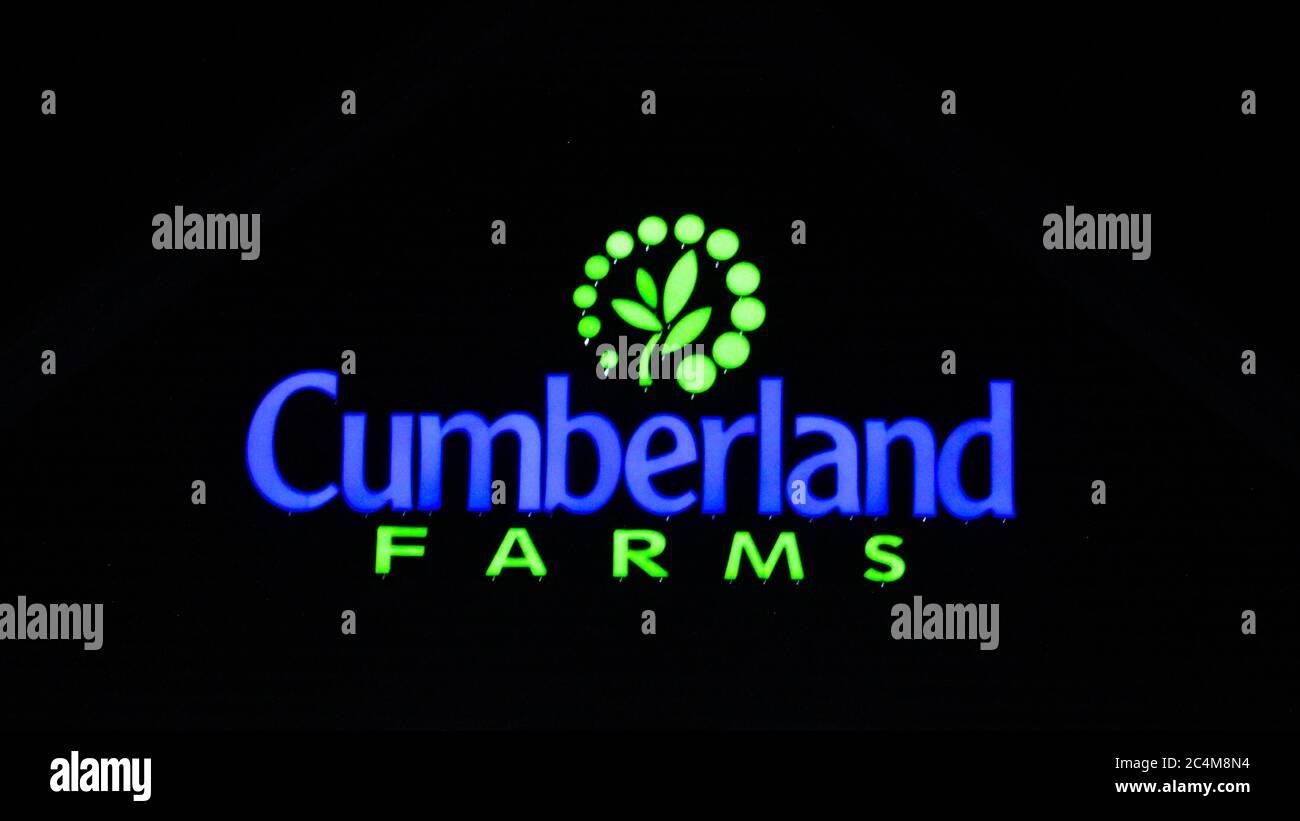 MIDDLETOWN, NY, USA - Apr 30, 2020: Ein Cumberland Farms Store Eingang Logo beleuchtet in der Nacht Stockfoto