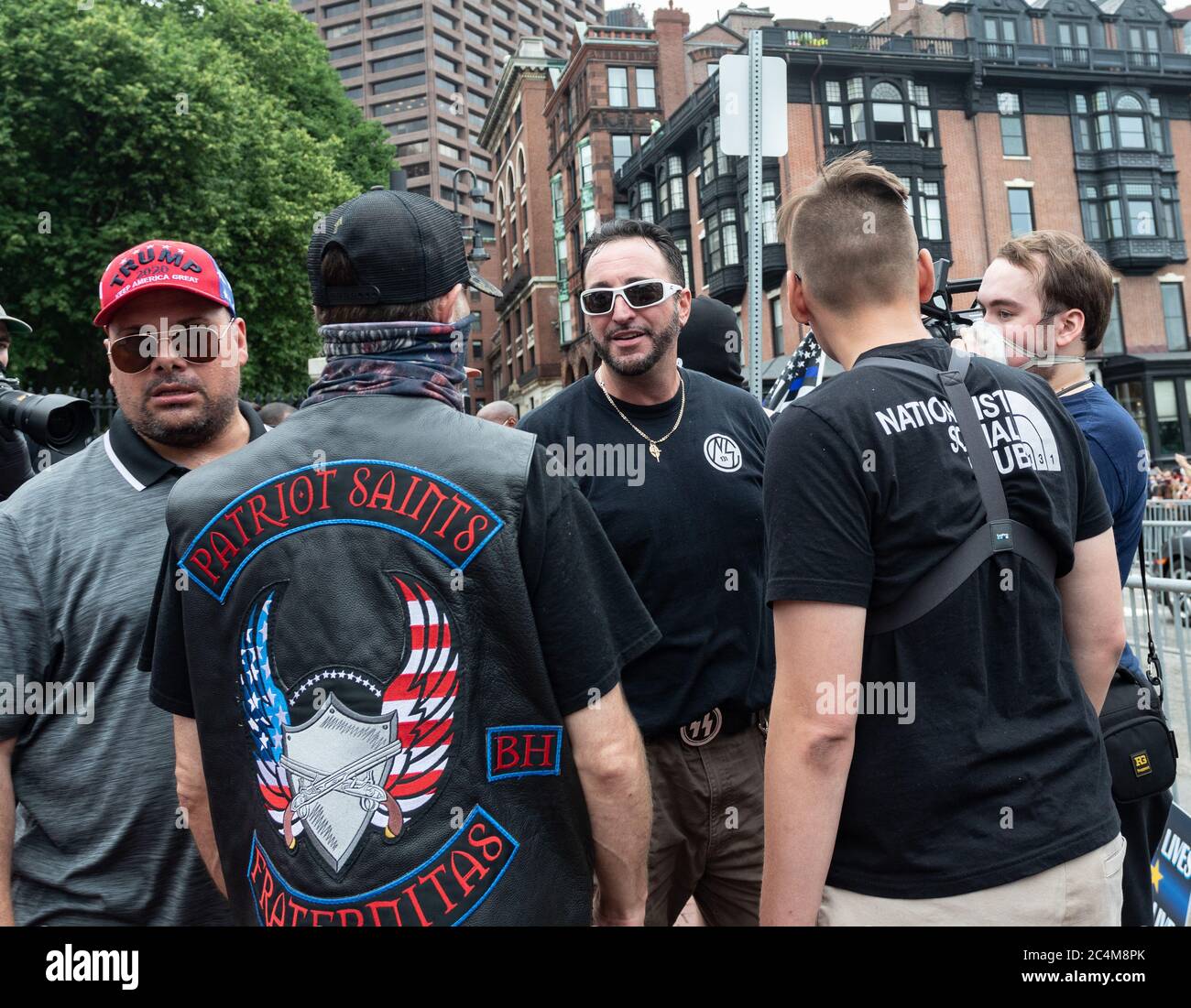 27. Juni 2020, Boston, Massachusetts, USA: Männer tragen das Hemd des "Nationalisten Social Club" während einer pro-polizeilichen Kundgebung vor dem Statehouse in Boston. Quelle: Keiko Hiromi/AFLO/Alamy Live News Stockfoto