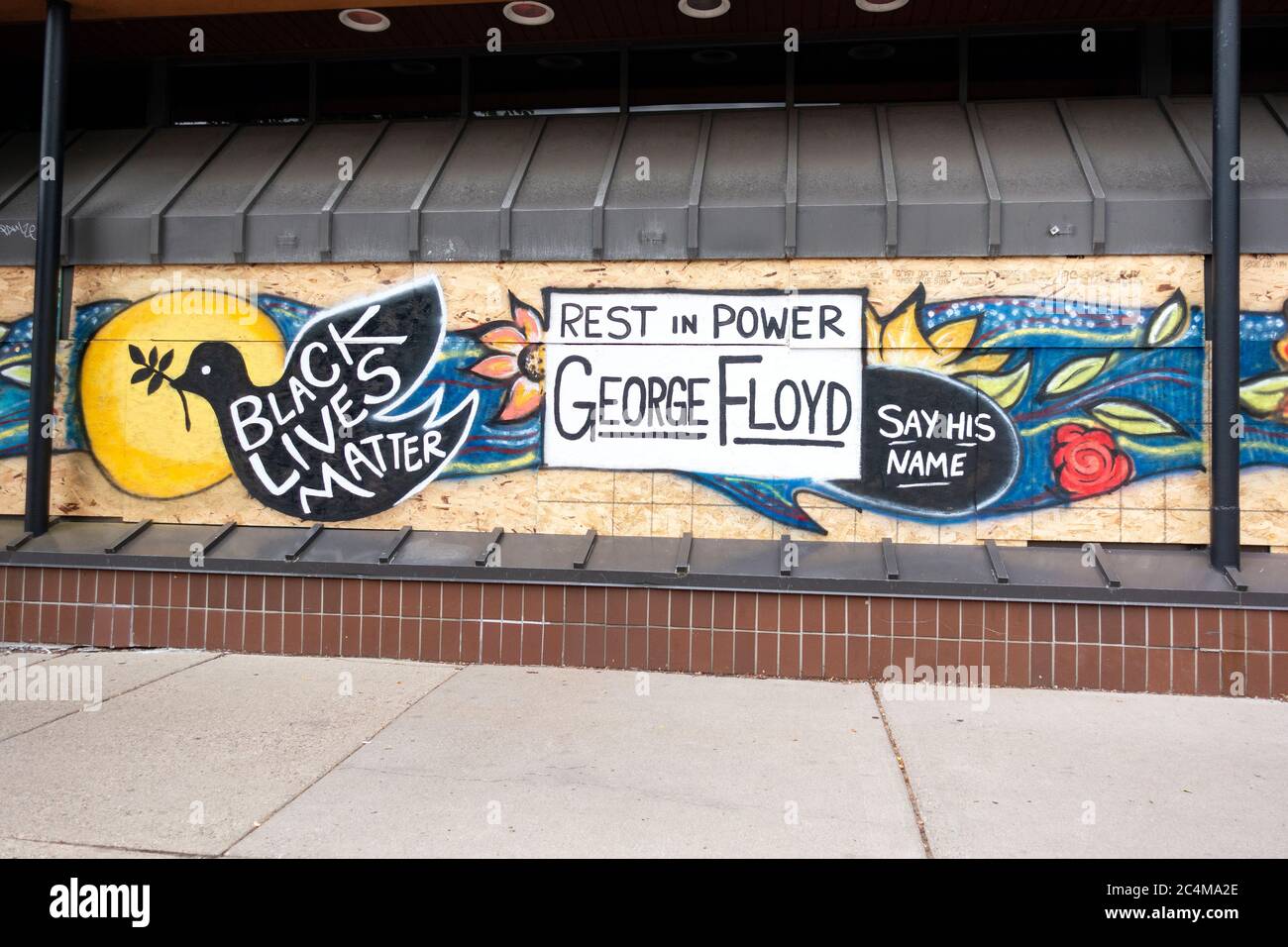 George Floyd 'Rest in Power' 'Black Lives Matter' 'Say His Name' auf Sperrholz-Fenster gemalt. Protektoren. Minneapolis Minnesota, USA Stockfoto