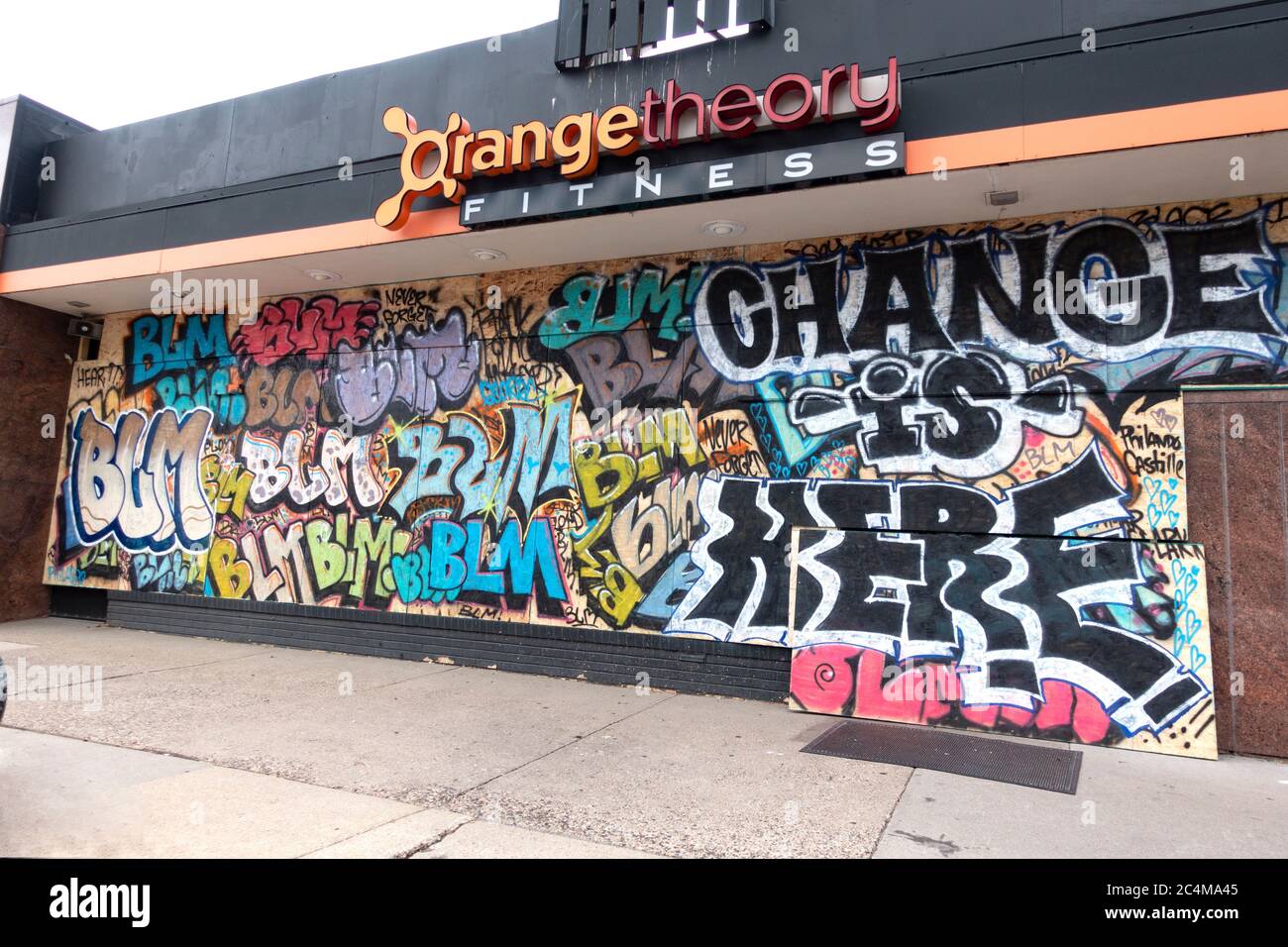 Orangetheory Fitness Center 'Change is Here' BLM Sperrholz Fenster George Floyd Gedenkwand. Minneapolis Minnesota, USA Stockfoto