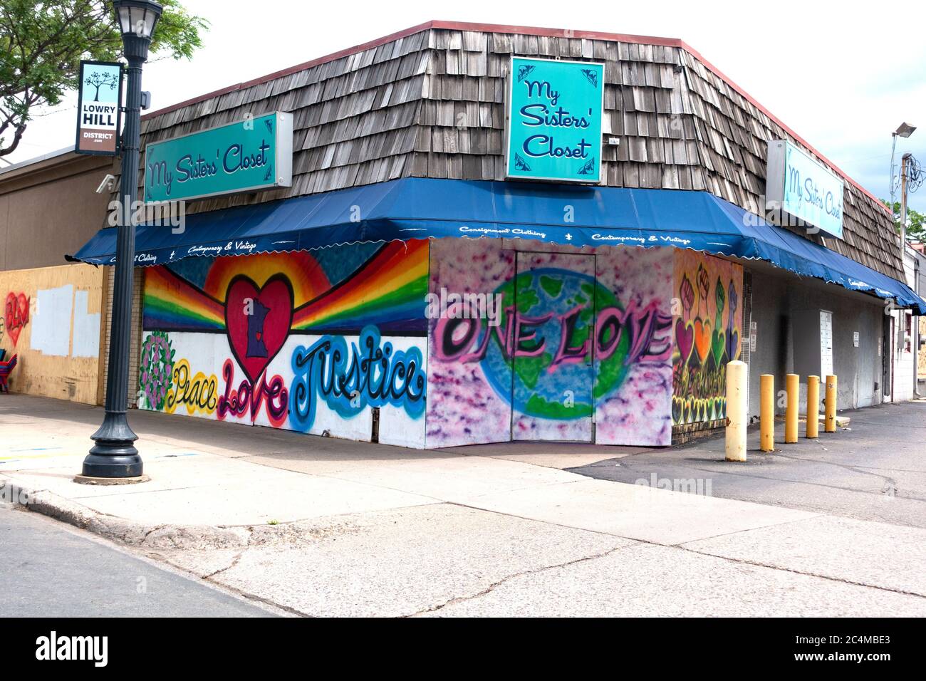 Peace Love Justice "One Love" über Sperrholz-Fenster von My Sisters' Schrank nach dem Tod von George Floyd. Minneapolis Minnesota, USA Stockfoto