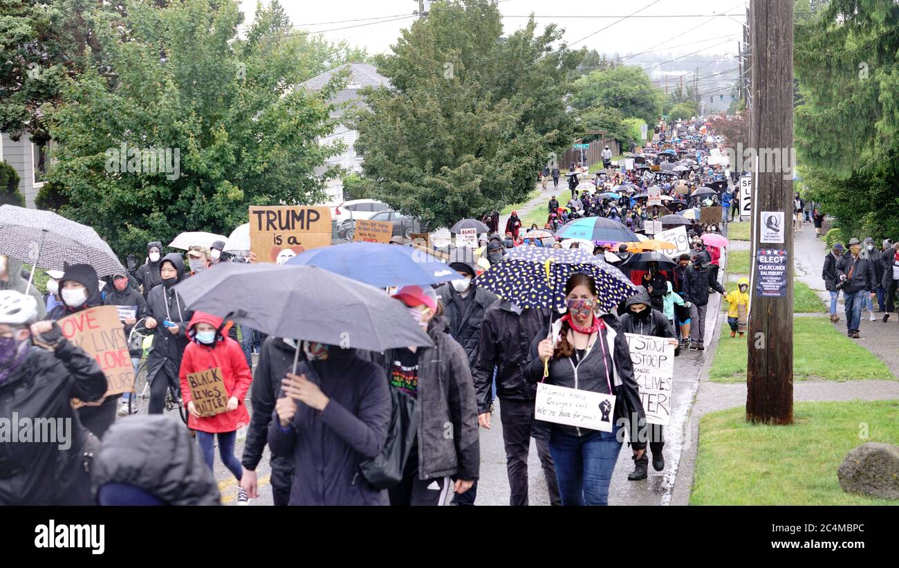 Stille Demonstranten marschieren im Regen durch die Viertel von Seattle und machen auf die Black Lives Matter Bewegung und die Brutalität der Polizei aufmerksam Stockfoto