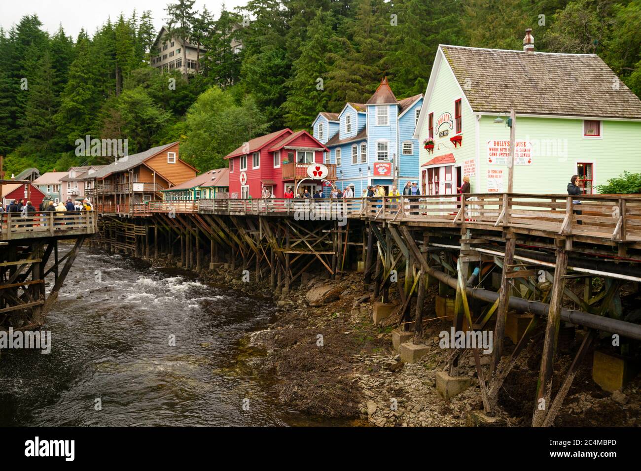 Ketchikan ist eine alaskische Stadt mit Blick auf die Inside Passage, eine beliebte Kreuzfahrt entlang der südöstlichen Küste des Staates. Stockfoto