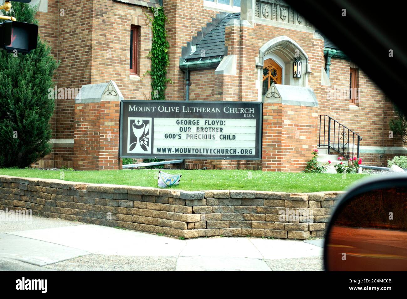 Lutheran Church Zeichen zu Ehren George Floyd. 'George Floyd: Unser Bruder' 'Gottes kostbares Kind' Minneapolis Minnesota MN USA Stockfoto