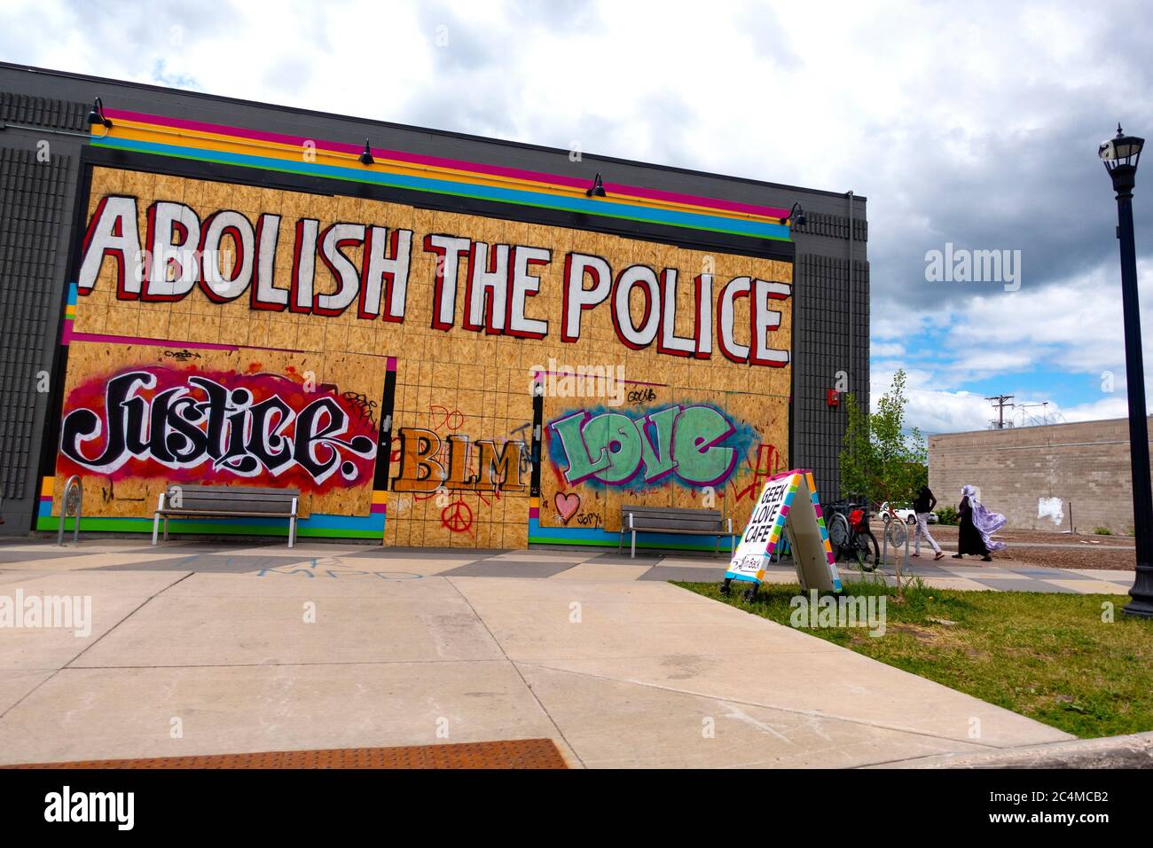 Sperrholzplatten, die Fenster eines Gebäudes bedecken, das mit „Abschaffen der Polizei“ nach dem Tod von George Floyd gedruckt wurde. Minneapolis Minnesota, USA Stockfoto