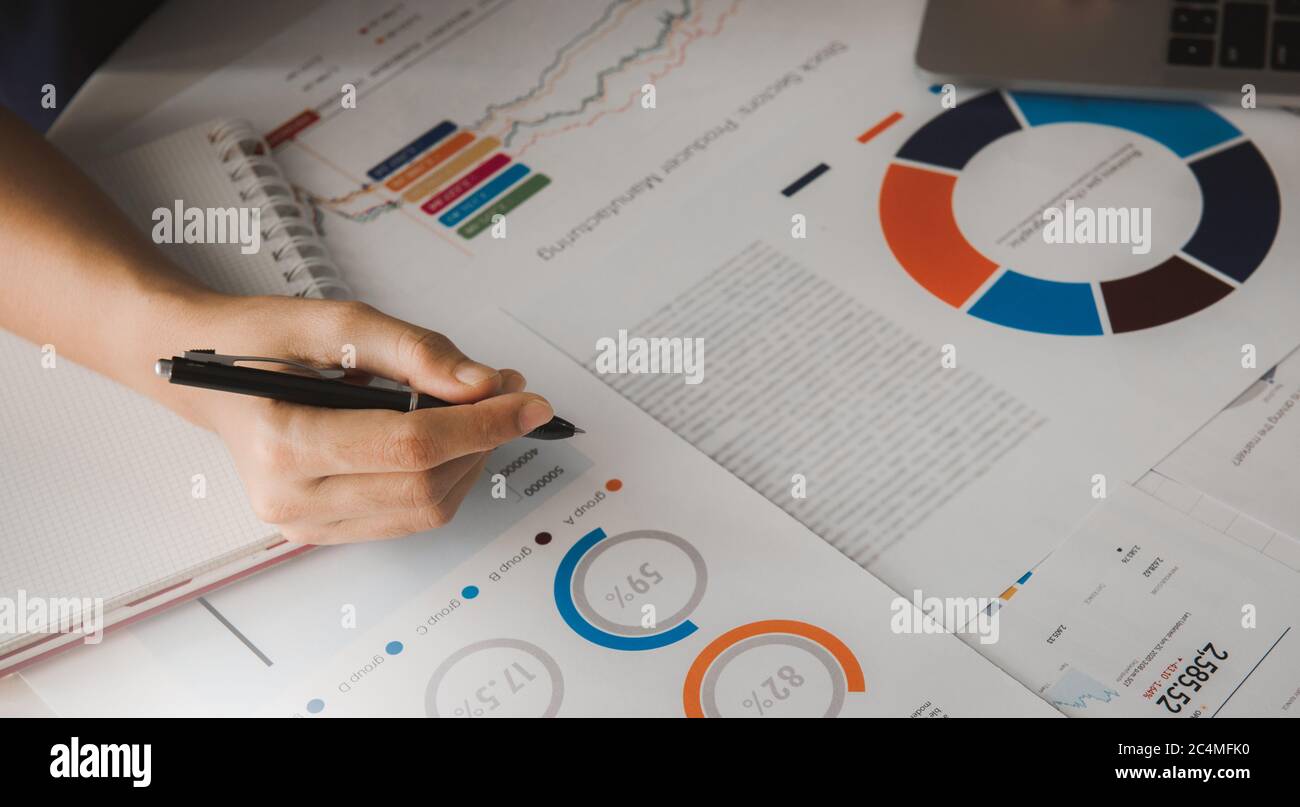Geschäftsmann analysiert Investmentkarten mit Laptop. Geschäftskonzept. Stockfoto Geschäftsmann analysiert Investmentkarten mit Laptop. Geschäftskonzept. Stockfoto