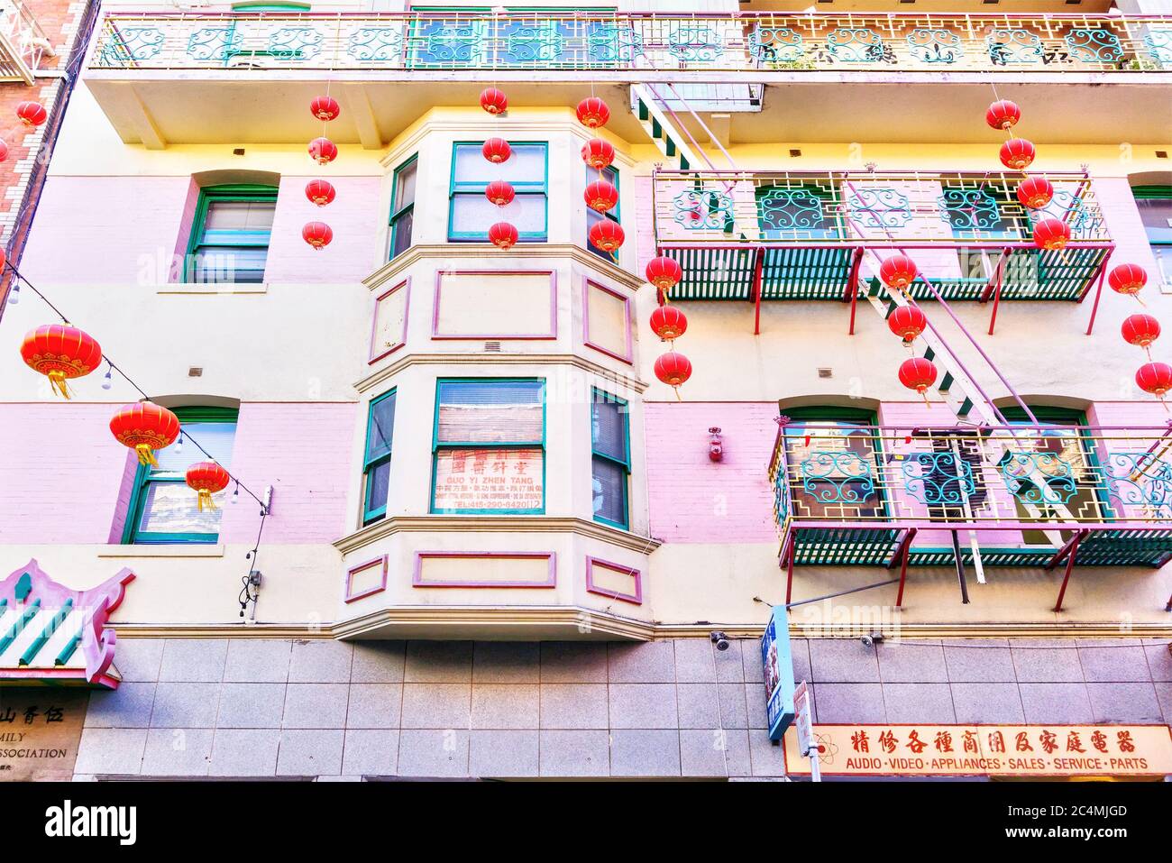 SAN FRANCISCO - 2. APRIL 2018: Chinesische Laternen hängen von der einzigartigen Chinatown-Architektur von San Francisco, Kalifornien. Es ist das älteste Chinatown i Stockfoto