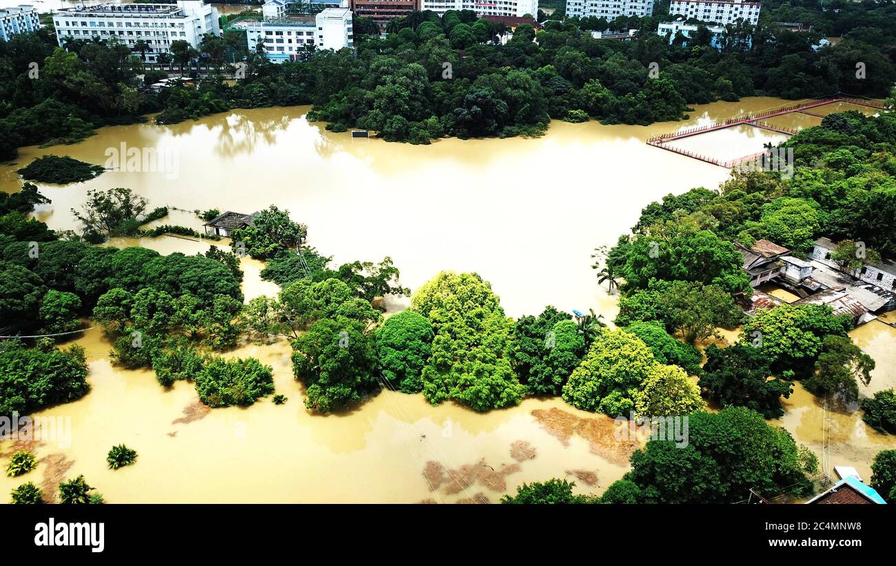 Nanjing, Nanjing, China. Juni 2020. GuangxiÃ¯Â¼Å'CHINA-Laut dem Hauptquartier der Hochwasserkontrolle und der Dürrehilfe der Autonomen Region Guangxi Zhuang sind die meisten Gebiete in Guangxi seit Beginn der Hochwassersaison von starken Regenfällen betroffen, wobei 32 rote Warnungen von Wetterstationen in 22 Bezirken (Städten und Bezirken) in neun Städten ausgegeben wurden. Derzeit gibt es immer noch heftigen Regen. Quelle: SIPA Asia/ZUMA Wire/Alamy Live News Stockfoto