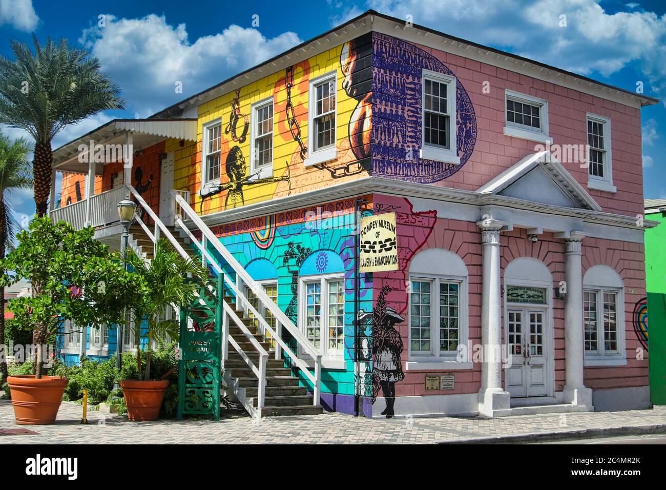 Pompey Museum in Nassau Bahamas. Zeigt ein schönes Wandbild der Street Art  an der Wand. Die Farben sind leuchtend gelb rosa und blau Stockfotografie -  Alamy