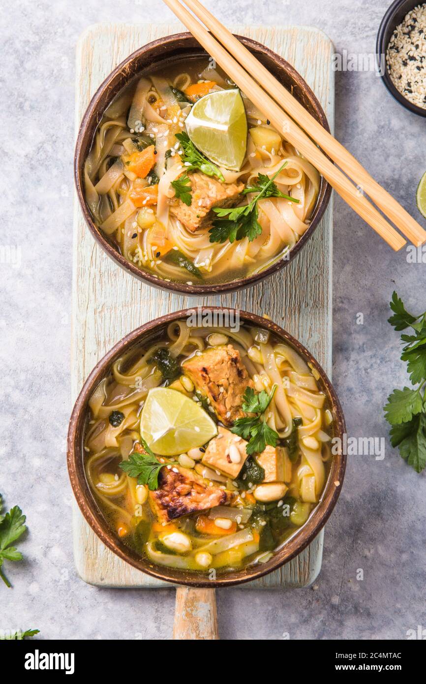 Miso Ramen Asiatische Nudelsuppe mit Tempeh oder tempe in einer Schüssel. Gesunde Ernährung für Veganer & Vegetarier Stockfoto