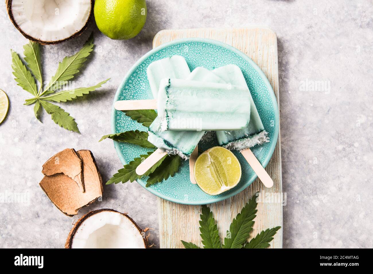 Eis-Eis-Eisdielen mit Kokosnussscheiben, Cannabis auf Betongrund. Stockfoto