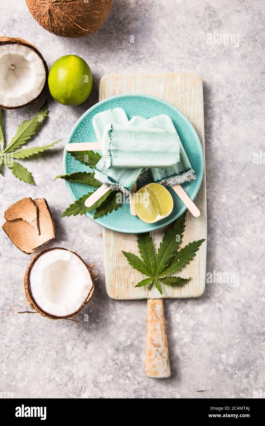 Eis-Eis-Eisdielen mit Kokosnussscheiben, Cannabis auf Betongrund. Stockfoto
