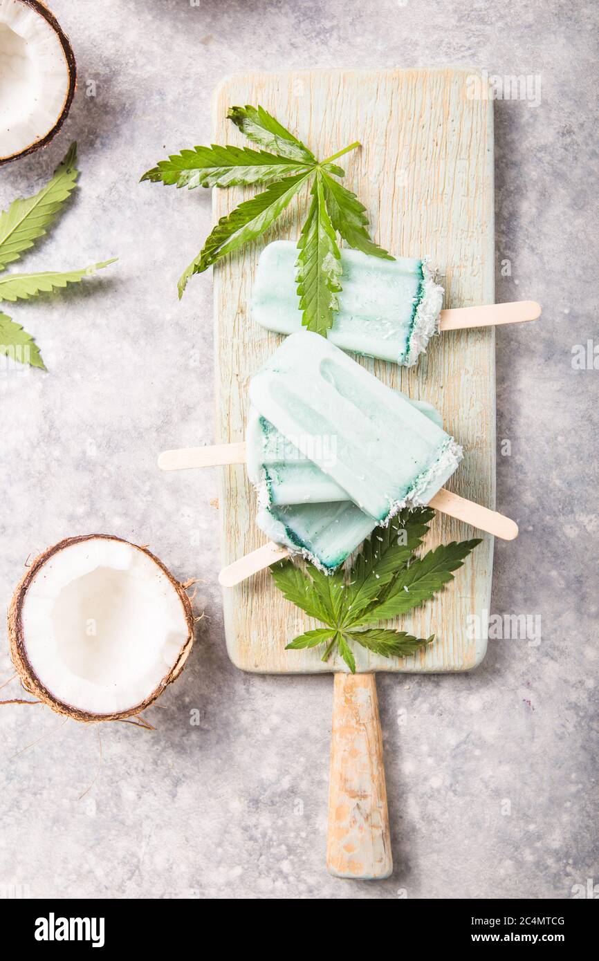 Eis-Eis-Eisdielen mit Kokosnussscheiben, Cannabis auf Betongrund. Stockfoto