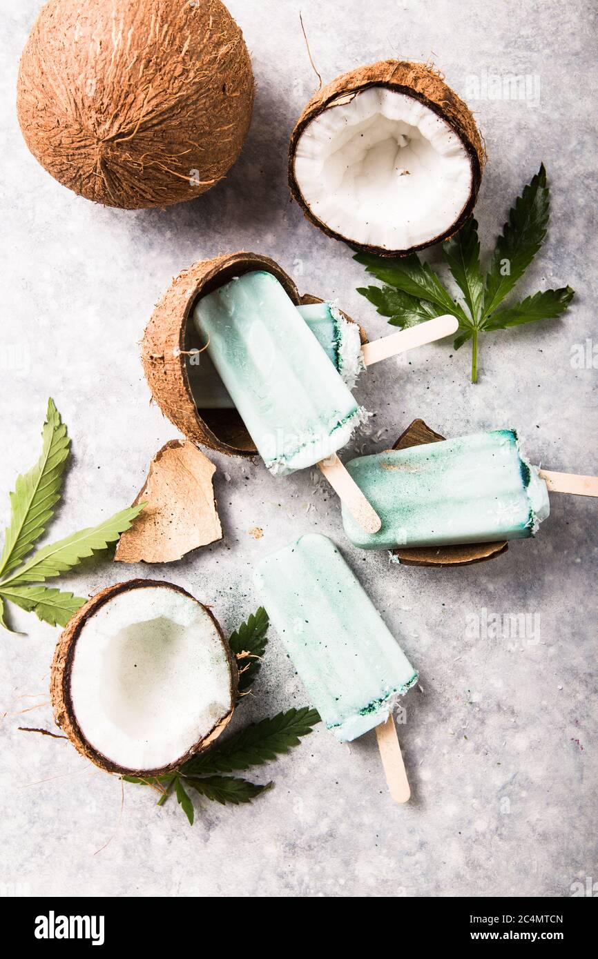 Eis-Eis-Eisdielen mit Kokosnussscheiben, Cannabis auf Betongrund. Stockfoto