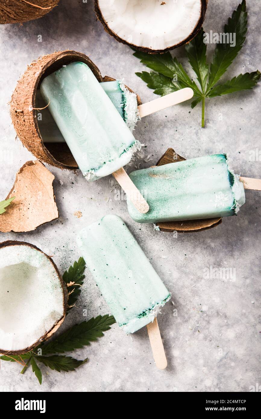 Eis-Eis-Eisdielen mit Kokosnussscheiben, Cannabis auf Betongrund. Stockfoto