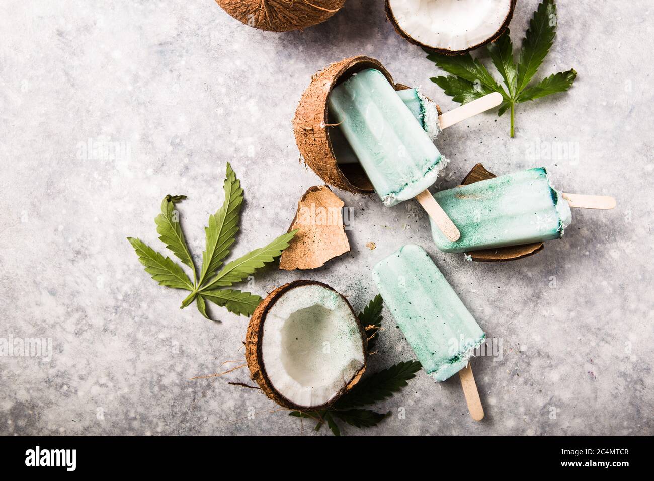 Eis-Eis-Eisdielen mit Kokosnussscheiben, Cannabis auf Betongrund. Stockfoto