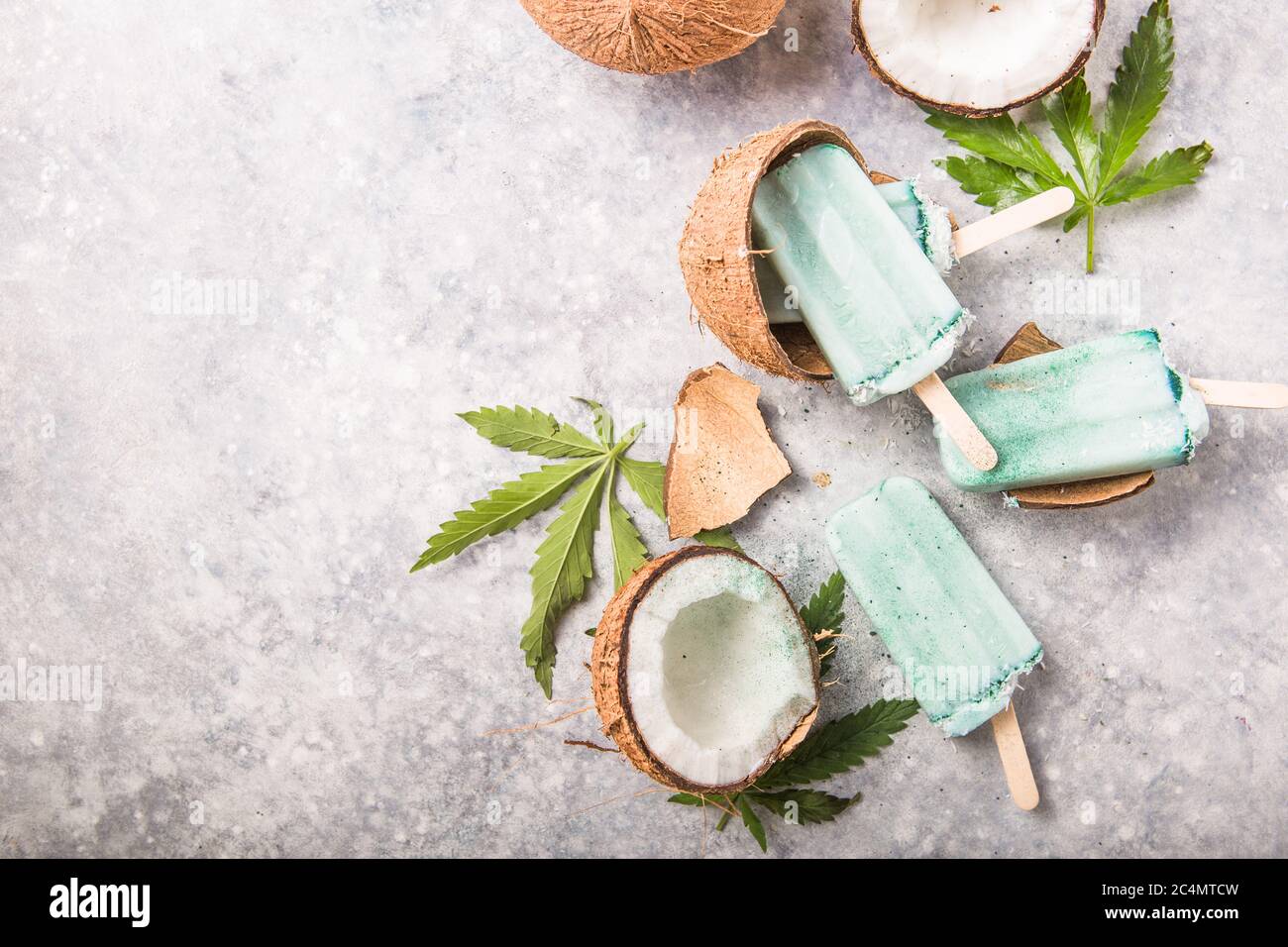 Eis-Eis-Eisdielen mit Kokosnussscheiben, Cannabis auf Betongrund. Stockfoto
