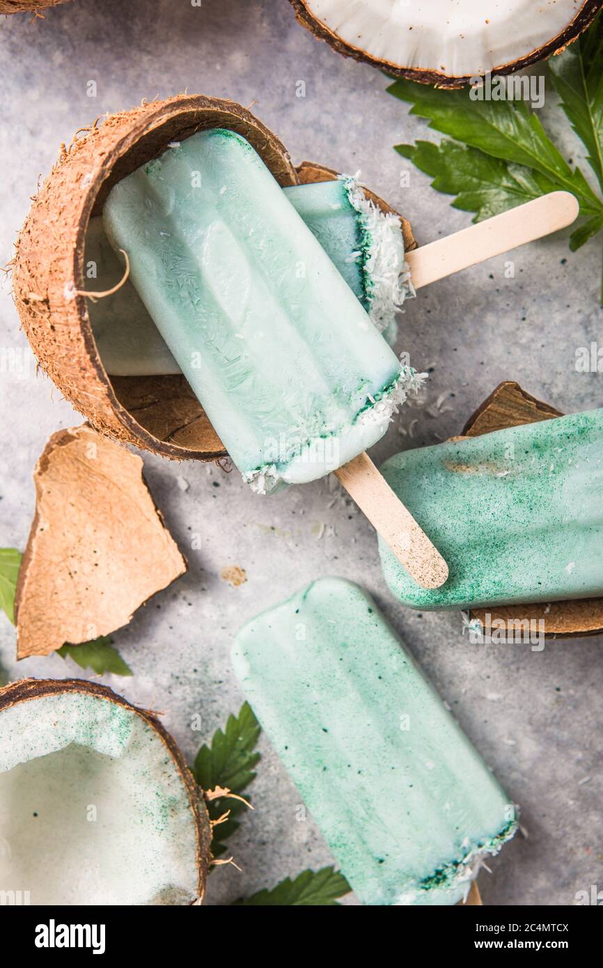 Eis-Eis-Eisdielen mit Kokosnussscheiben, Cannabis auf Betongrund. Stockfoto