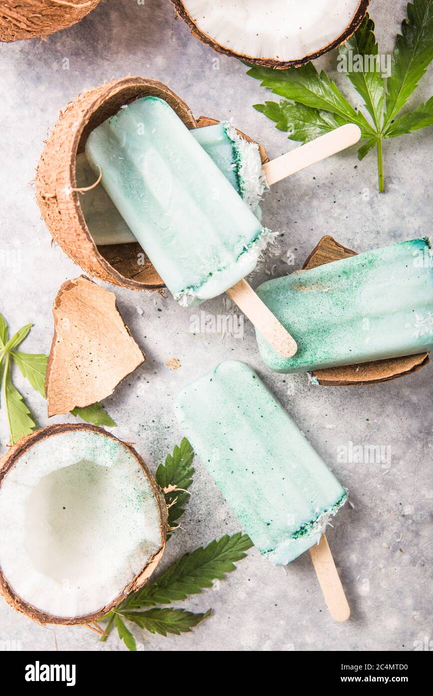 Eis-Eis-Eisdielen mit Kokosnussscheiben, Cannabis auf Betongrund. Stockfoto