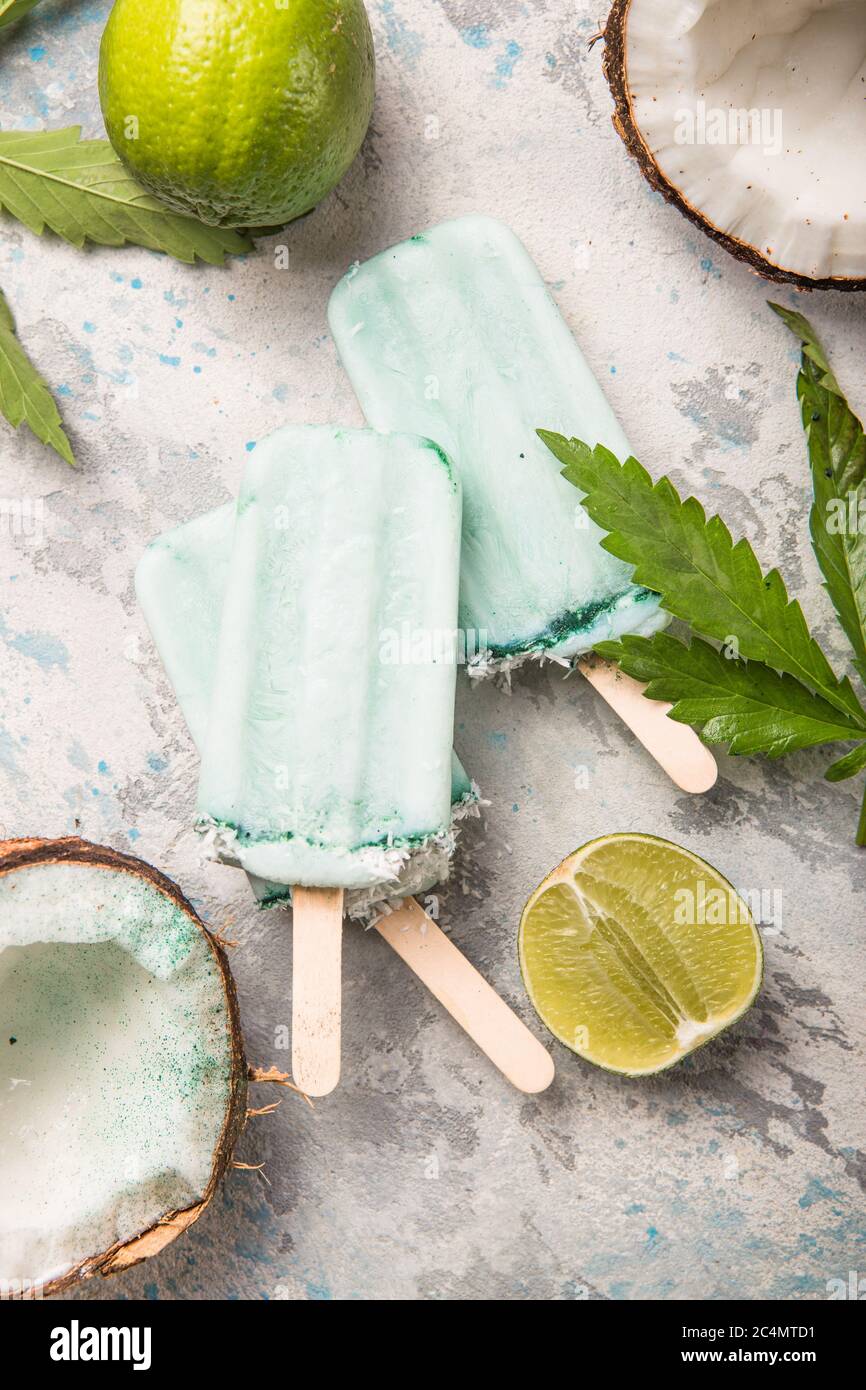 Eis-Eis-Eisdielen mit Kokosnussscheiben, Cannabis auf Betongrund. Stockfoto