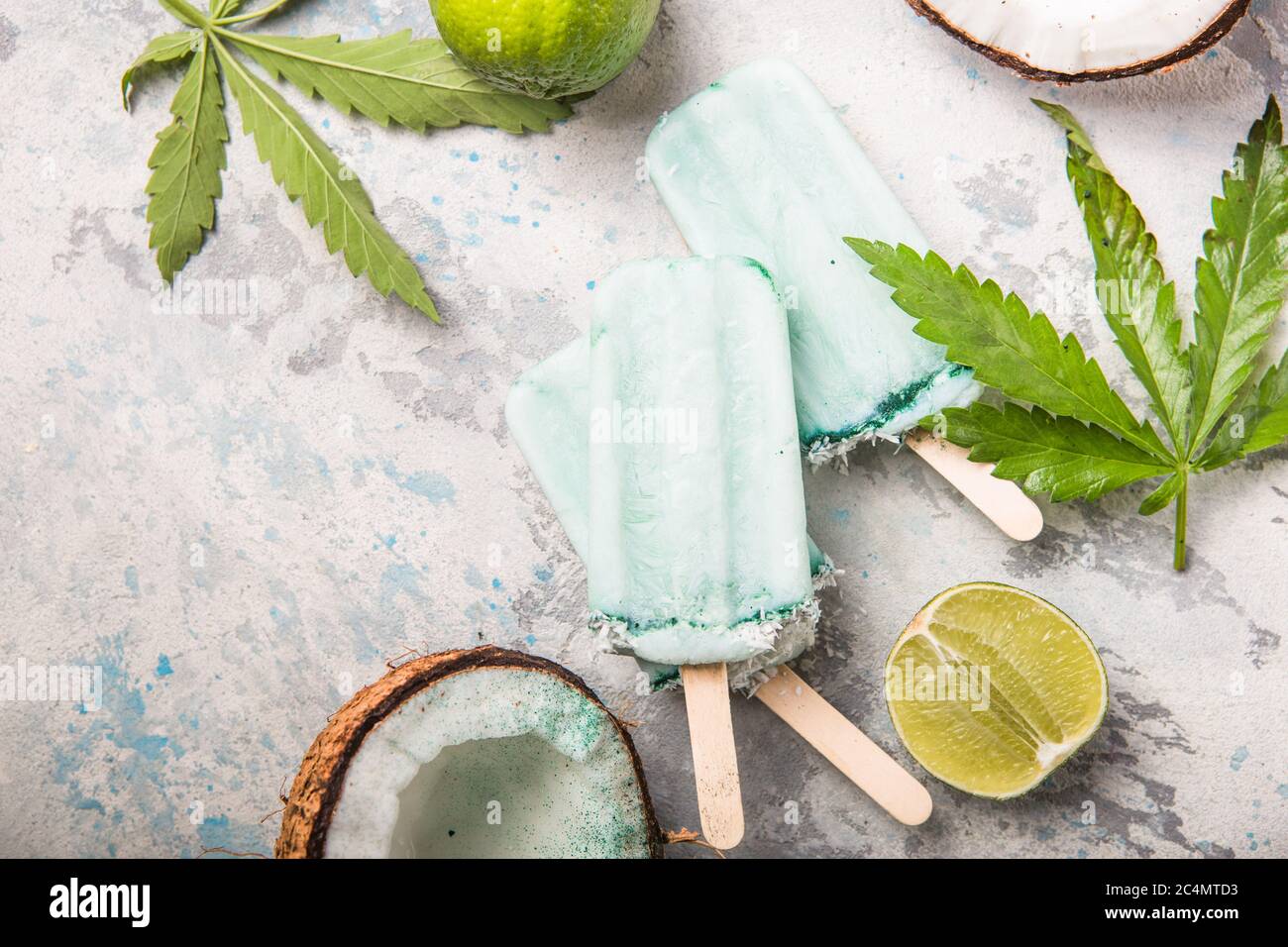 Eis-Eis-Eisdielen mit Kokosnussscheiben, Cannabis auf Betongrund. Stockfoto