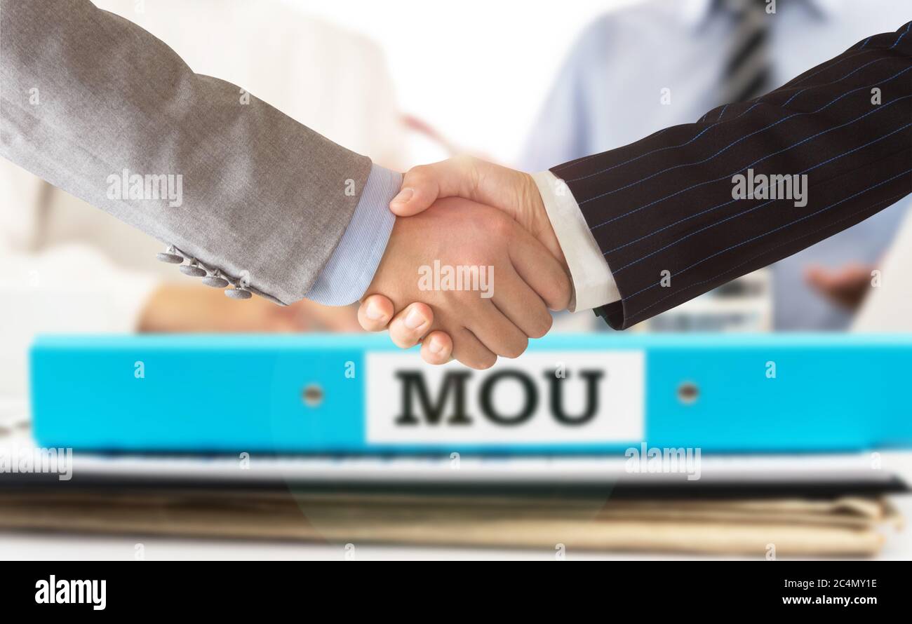 Geschäftsmann Handshake auf mou - Memorandum of Understanding mit rechtlichen Dokument Vertragsunterlagen nach Vereinbarung. Stockfoto