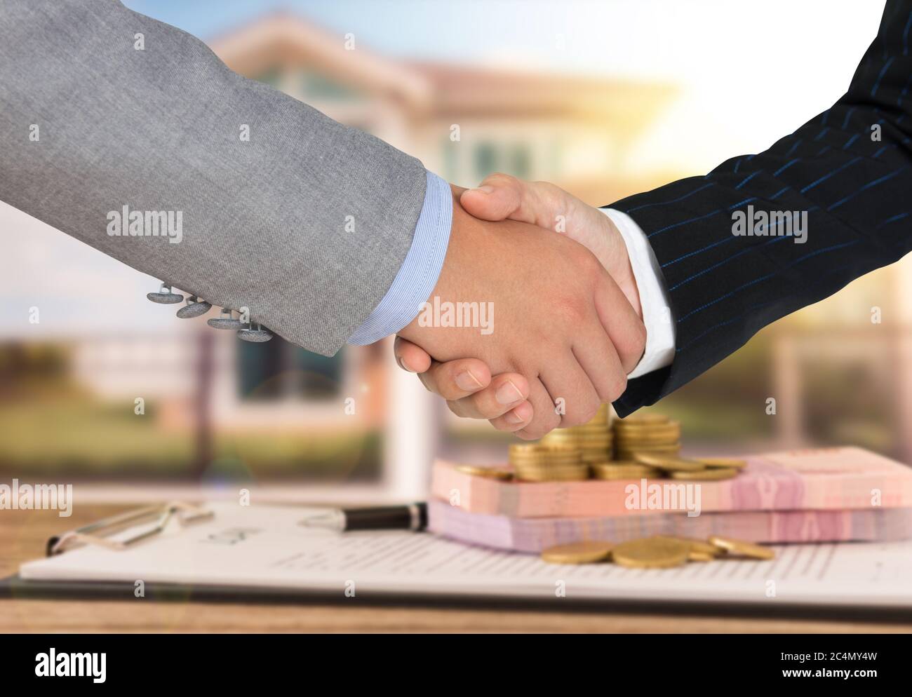 Hypothek Broker oder Verkäufer schütteln Hände mit Geschäftsmann für gratulieren. Konzept Hypothekendarlehen Genehmigung, Verkauf von Haus. Stockfoto