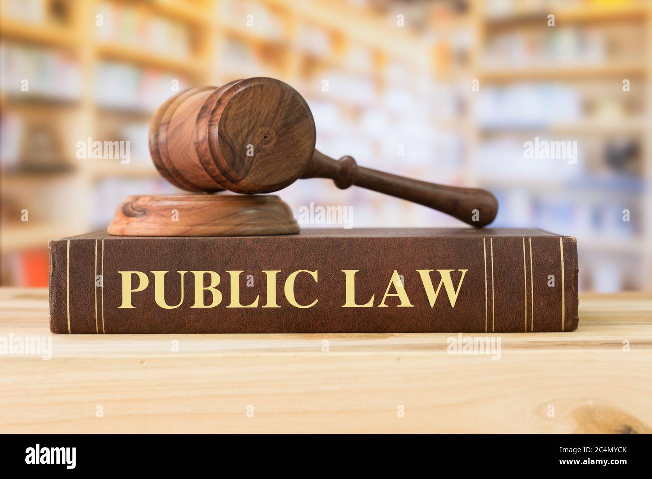 Buch des öffentlichen Rechts mit einem Richter Gavel auf dem Schreibtisch in der Bibliothek. Rechtsausbildung, Rechtsbücher, Konzept des öffentlichen Rechts. Stockfoto