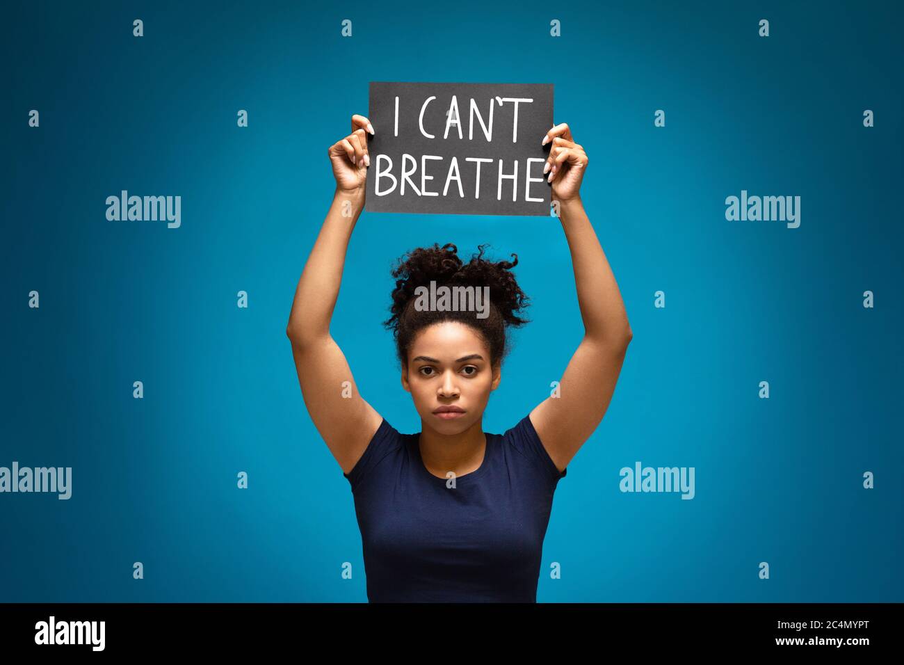 afroamerikanische Frau mit Banner stehend kann ich nicht atmen Stockfoto